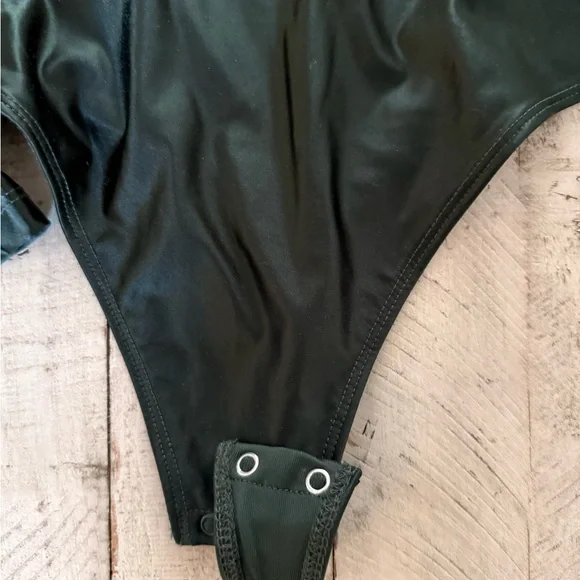 House of Harlow Emerald Green Long Sleeve V-Neck Bodysuit Size XS - Picture 3 of 5